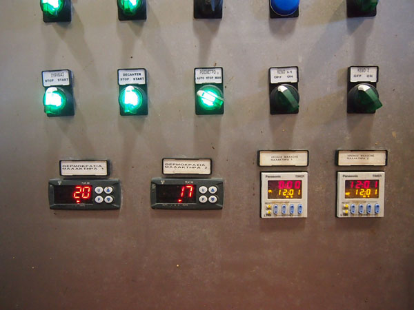 temperature of the two mixing containers